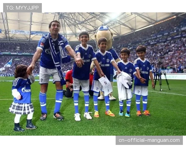 沙尔克04传奇球星、现任形象大使劳尔现身俱乐部青训营指导小球员